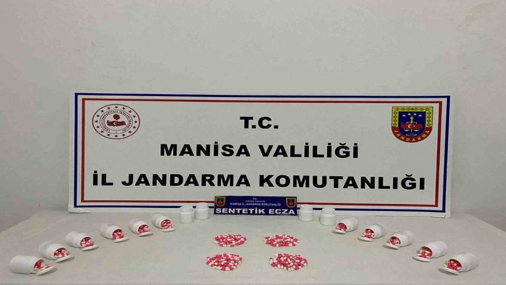 Üzerinde yüzlerce sentetik ecza hapı ele geçirildi
